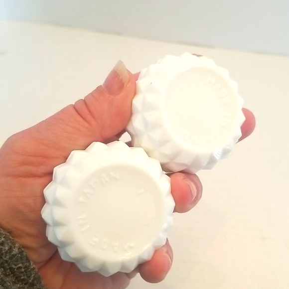 Vintage White Milk Glass Japan Hobnail Salt & Pepper Shaker Set. - Picture 5 of 7